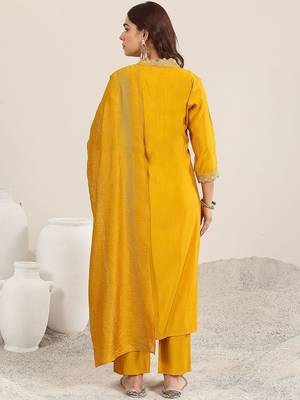 women ethnic motifs embroidered kurta with trousers & dupatta 5