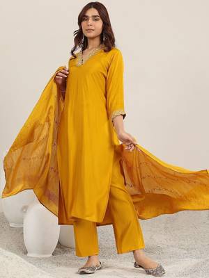 women ethnic motifs embroidered kurta with trousers & dupatta 1