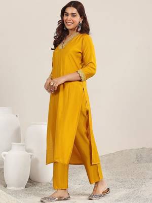 women ethnic motifs embroidered kurta with trousers & dupatta 6