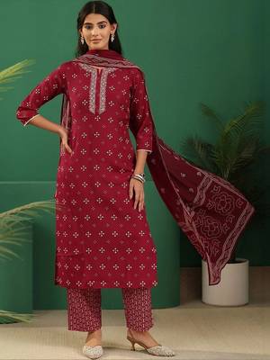 women ethnic motifs printed regular thread work kurta with trousers & with dupatta 1