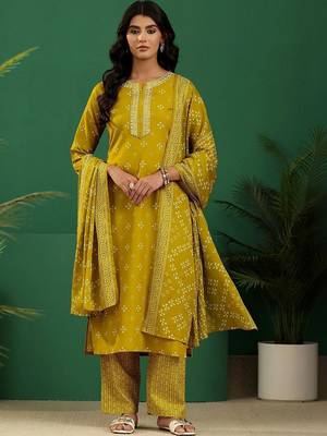 women ethnic motifs printed regular thread work kurta with trousers & with dupatta 2