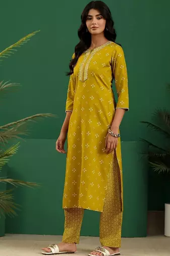 women ethnic motifs printed regular thread work kurta with trousers & with dupatta