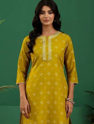 women ethnic motifs printed regular thread work kurta with trousers & with dupatta 4