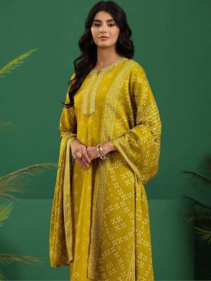 women ethnic motifs printed regular thread work kurta with trousers & with dupatta 5