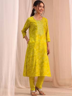 women bandhani printed regular thread work kurta with trousers & with dupatta 2