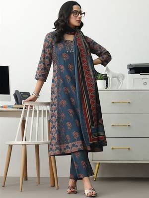 women ethnic motifs printed regular cotton blend kurta with trousers & with dupatta 4