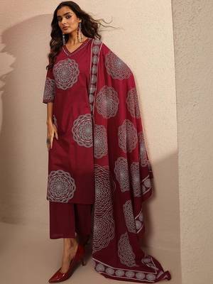 women ethnic motifs printed regular thread work kurta with trousers & with dupatta 1