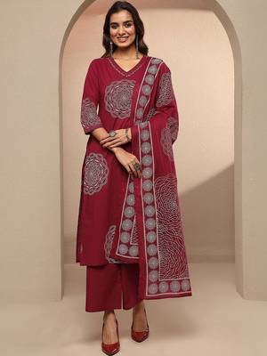 women ethnic motifs printed regular thread work kurta with trousers & with dupatta 2