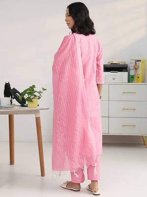 women ethnic motifs printed regular cotton blend kurta with trousers & with dupatta 4