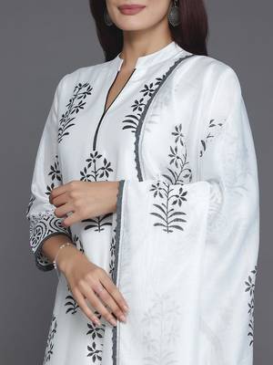 women floral printed regular kurta with trousers & with dupatta 4