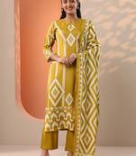 women printed regular kurta with trousers & with dupatta