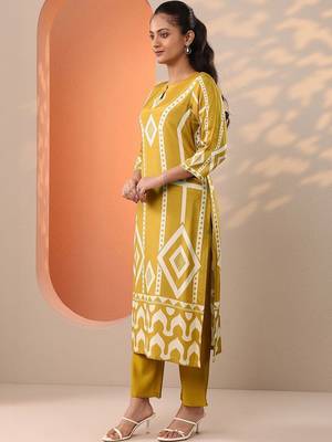 women printed regular kurta with trousers & with dupatta 2
