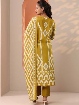 women printed regular kurta with trousers & with dupatta 3