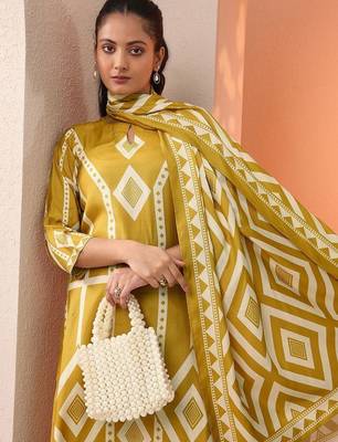 women printed regular kurta with trousers & with dupatta 4