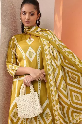 women printed regular kurta with trousers & with dupatta