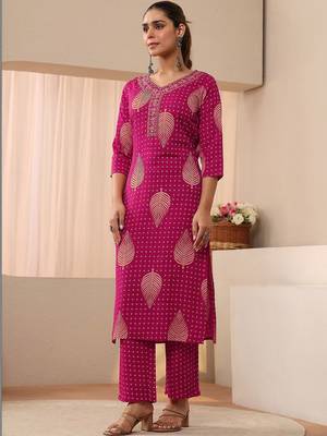 women floral printed regular kurta with trousers & with dupatta 7