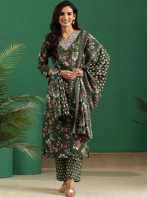 women floral printed regular thread work kurta with trousers & with dupatta 4