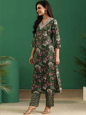 women floral printed regular thread work kurta with trousers & with dupatta 5