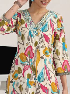 women floral printed regular thread work kurta with trousers & with dupatta 2
