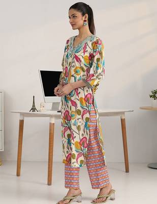 women floral printed regular thread work kurta with trousers & with dupatta 3