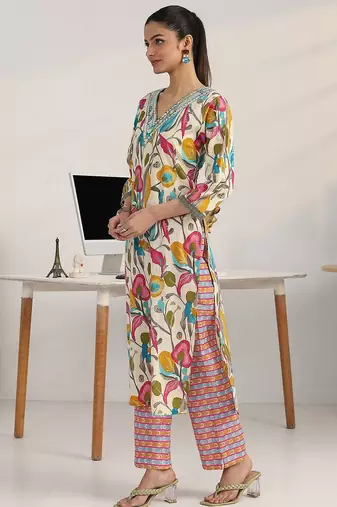 women floral printed regular thread work kurta with trousers & with dupatta