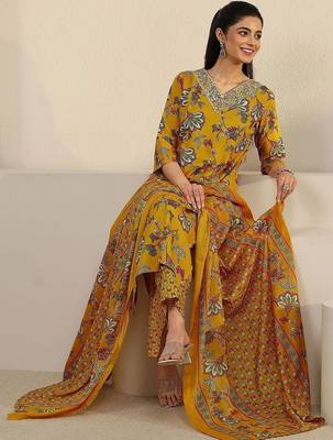 women floral printed regular thread work kurta with trousers & with dupatta 1
