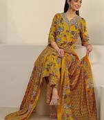 women floral printed regular thread work kurta with trousers & with dupatta