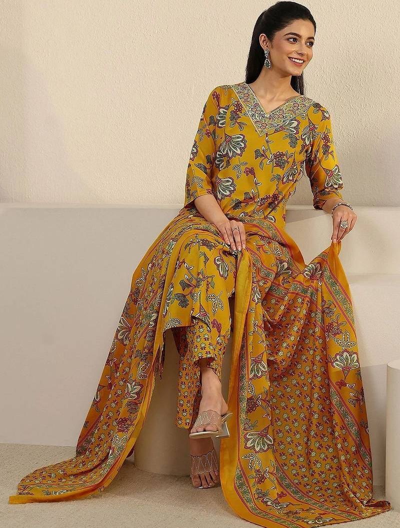 women floral printed regular thread work kurta with trousers & with dupatta