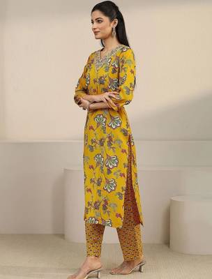 women floral printed regular thread work kurta with trousers & with dupatta 2