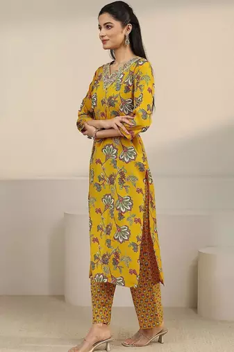 women floral printed regular thread work kurta with trousers & with dupatta