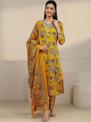 women floral printed regular thread work kurta with trousers & with dupatta 3