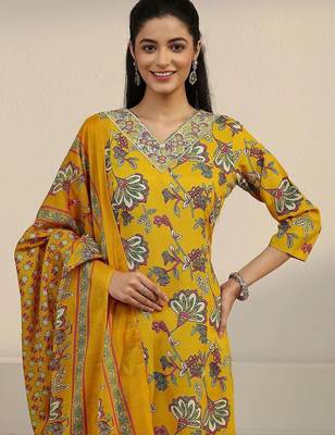 women floral printed regular thread work kurta with trousers & with dupatta 4