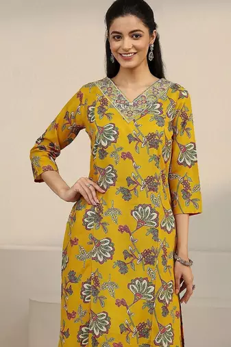 women floral printed regular thread work kurta with trousers & with dupatta