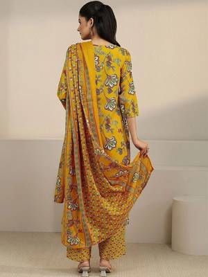 women floral printed regular thread work kurta with trousers & with dupatta 6
