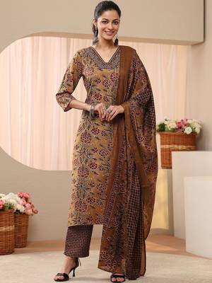 women floral printed regular thread work kurta with trousers & with dupatta 1