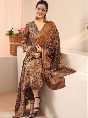 women floral printed regular thread work kurta with trousers & with dupatta 2