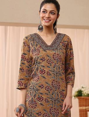 women floral printed regular thread work kurta with trousers & with dupatta 3