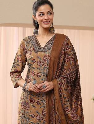 women floral printed regular thread work kurta with trousers & with dupatta 4
