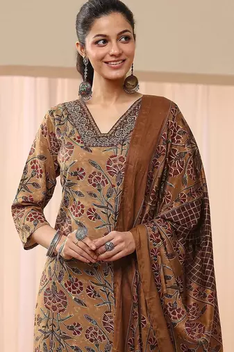 women floral printed regular thread work kurta with trousers & with dupatta