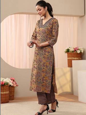 women floral printed regular thread work kurta with trousers & with dupatta 5
