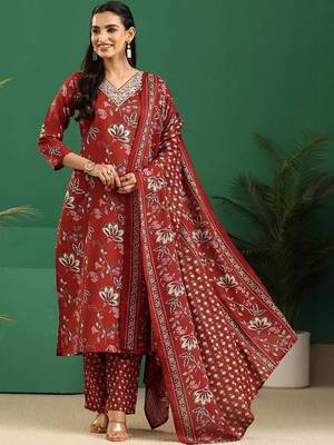 women floral printed regular thread work kurta with trousers & with dupatta 2