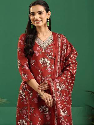women floral printed regular thread work kurta with trousers & with dupatta 3