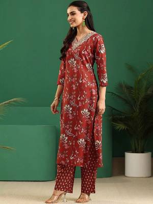 women floral printed regular thread work kurta with trousers & with dupatta 4