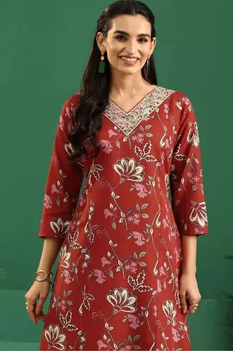 women floral printed regular thread work kurta with trousers & with dupatta