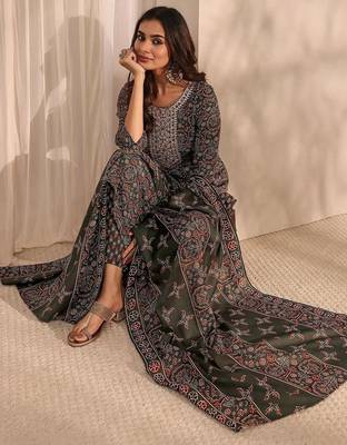 women ethnic motifs printed regular thread work kurta with trousers & with dupatta 1