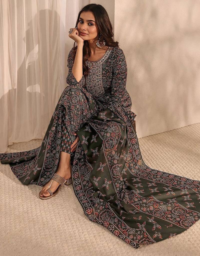 women ethnic motifs printed regular thread work kurta with trousers & with dupatta