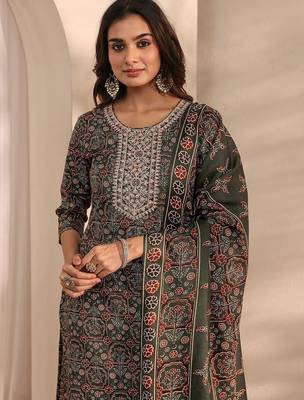women ethnic motifs printed regular thread work kurta with trousers & with dupatta 4