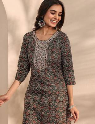 women ethnic motifs printed regular thread work kurta with trousers & with dupatta 7