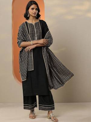 women ethnic motifs yoke design regular kurta with trousers & with dupatta 1