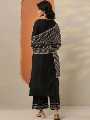 women ethnic motifs yoke design regular kurta with trousers & with dupatta 4